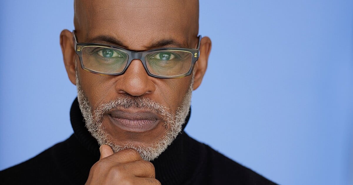 Slavného zpěváka nominovaného na Grammy našli ubodaného ve vlastním domě. Policie podezřívá jeho syna