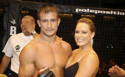 UFC bojovník prežil bodnutie nožom do srdca a s gangom pri bankovej lúpeži ukradol 53 miliónov libier. Dodnes je vo väzení
