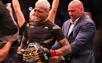 UFC má po Nurmagomedovi nového šampiona lehké váhy. Conor McGregor jej už popichuje UFC má po Nurmagomedovi nového šampiona lehké váhy. Conor McGregor jej už popichuje