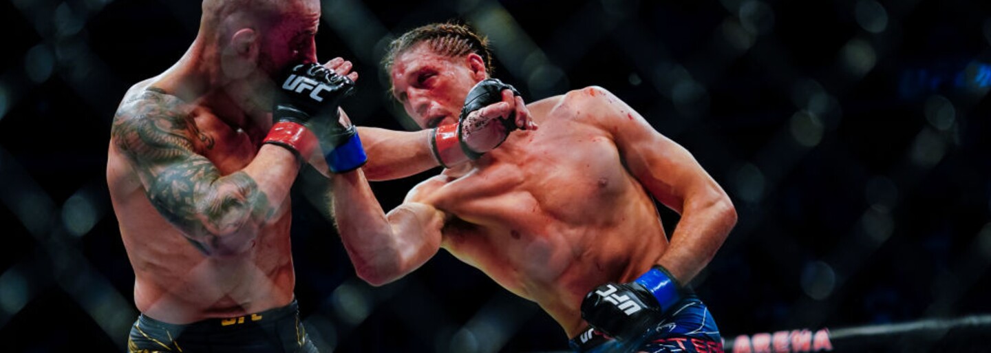 UFC má za sebou další krvavý boj o titul na pět kol. Pás zůstává šampionovi, přežil tři pokusy o submise
