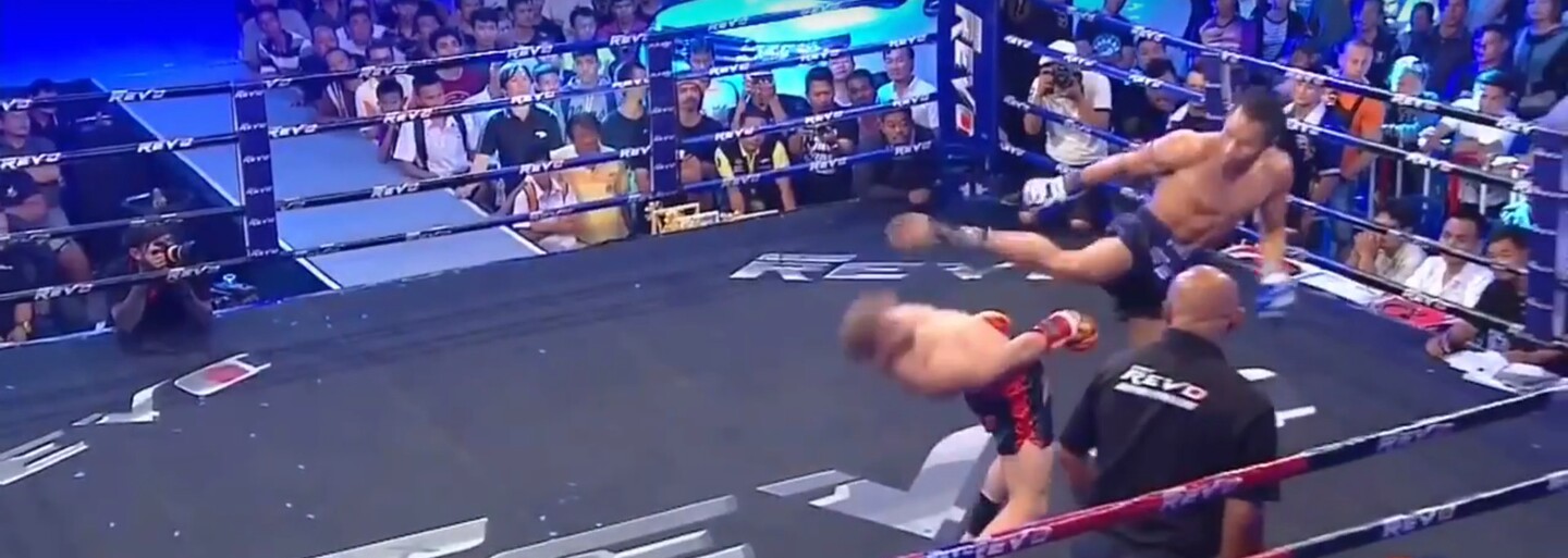 Uhýbací manéver bojovníka MMA ako vystrihnutý z Matrixu. Rafael presne vytušil, kedy príde kop jeho protivníka