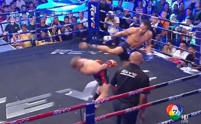 Uhýbací manéver bojovníka MMA ako vystrihnutý z Matrixu. Rafael presne vytušil, kedy príde kop jeho protivníka Uhýbací manéver bojovníka MMA ako vystrihnutý z Matrixu. Rafael presne vytušil, kedy príde kop jeho protivníka