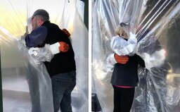 Ujo im zomrel na koronavírus. Rodina preto vytvorila ochranný štít, aby sa mohli v ťažkých časoch aspoň objať