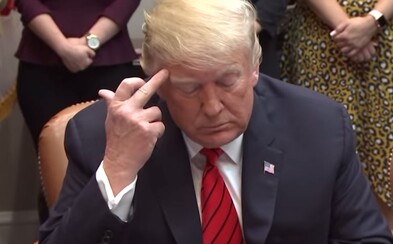 Ukázal Trump prostředník astronautce? Ta ho přímo z vesmíru opravila, on si následně upravil ofinku prostředním prstem Ukázal Trump prostředník astronautce? Ta ho přímo z vesmíru opravila, on si následně upravil ofinku prostředním prstem