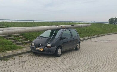 Ukradol dva lampové stĺpy a prevážal ich na streche auta, šoféroval opitý a nemal ani platný vodičák. Holandský šofér policajtov pobavil Ukradol dva lampové stĺpy a prevážal ich na streche auta, šoféroval opitý a nemal ani platný vodičák. Holandský šofér policajtov pobavil