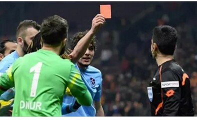 Ukradol rozhodcovi z ruky červenú kartu a vylúčil ho. Hráč Salih Dursun poslal arbitra pod sprchy v búrlivom zápase tureckej ligy Ukradol rozhodcovi z ruky červenú kartu a vylúčil ho. Hráč Salih Dursun poslal arbitra pod sprchy v búrlivom zápase tureckej ligy