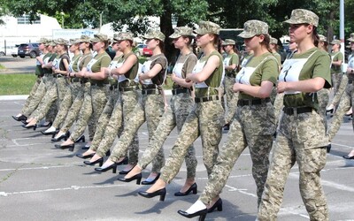 Ukrajina od vojačiek chce, aby pochodovali v lodičkách na podpätkoch. Ministerstvo obrany schytalo kritiku za sexizmus