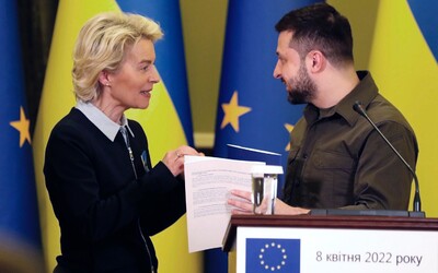 Україна заповнила анкету на вступ до Європейського Союзу. Отримати статус країни-кандидата матиме змогу вже в черні.  