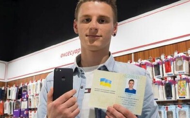 Ukrajinec sa premenoval na iPhone Sedem. Jeden vďaka tomu vyhral a teraz si ho nevie vynachváliť Ukrajinec sa premenoval na iPhone Sedem. Jeden vďaka tomu vyhral a teraz si ho nevie vynachváliť