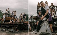 Ukrajinskí maturanti nafotili emotívnu ročenku na zničených tankoch. Mesto, kde chodili do školy, Rusi zdevastovali