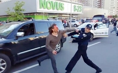 Ukrajinský olympijský vítěz v zápasení versus 7 policistů. Vyacheslav se nechtěl dát spoutat, tak se pustil do potyčky Ukrajinský olympijský vítěz v zápasení versus 7 policistů. Vyacheslav se nechtěl dát spoutat, tak se pustil do potyčky