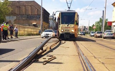 Úmorné vedro poškodilo tramvajové koleje v pražských Nuslích Úmorné vedro poškodilo tramvajové koleje v pražských Nuslích