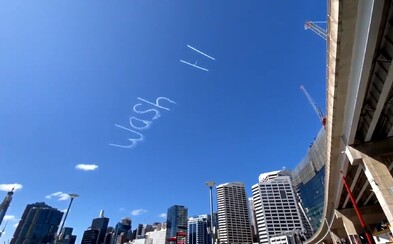 Umývejte si ruce, napsal někdo v Sydney na oblohu Umývejte si ruce, napsal někdo v Sydney na oblohu