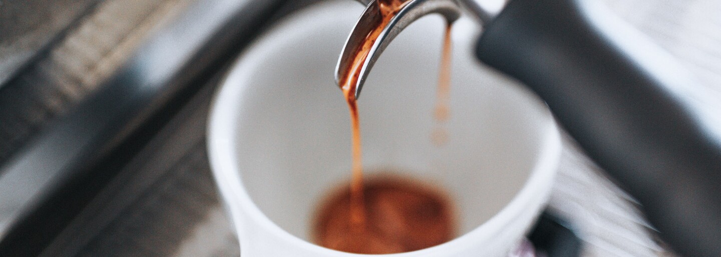 Únava z kávy: Jak vzniká a jak pít kávu tak, aby tě kofein probral, a ne naopak?