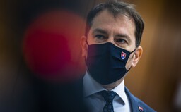 Uniknuté opatrenia sú pravdivé, povedal premiér Matovič. Priznal sa, že sám občas nenosí rúška, obvinil z toho aj moderátora