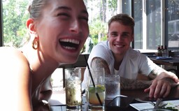 Upadol do temnoty, zrušil štvrťmiliardové turné a bojoval aj s tým, že je človekom. Justina Biebera zachránili Hailey a Ariana