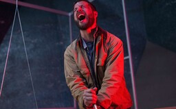 Upgrade je brutálnou akčnou sci-fi jazdou s nápadmi, netradičnou kamerou a nepredvídateľným príbehom (Recenzia)