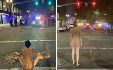 Úplne nahá žena vytlačila policajné jednotky z ulice. Demonštranti v USA to vyhlasujú za jej víťazstvo Úplne nahá žena vytlačila policajné jednotky z ulice. Demonštranti v USA to vyhlasujú za jej víťazstvo