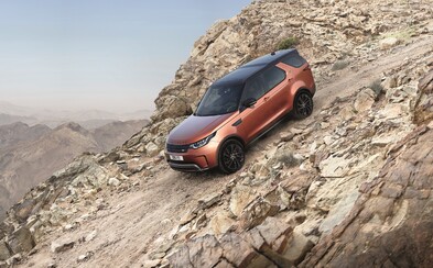 Úplně nový Land Rover Discovery odveze luxusně až 7člennou posádku, a to i v náročném terénu! Úplně nový Land Rover Discovery odveze luxusně až 7člennou posádku, a to i v náročném terénu!
