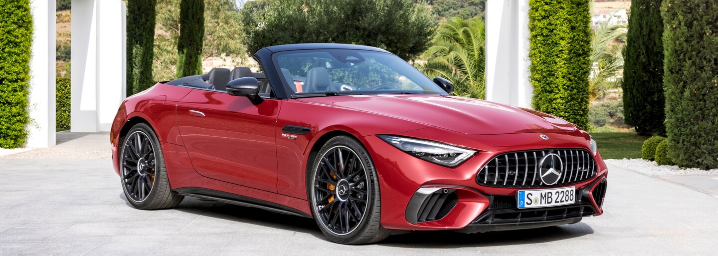 Úplne nový Mercedes-AMG SL má plátennú strechu, 2 + 2 interiér, pohon oboch náprav a motory V8