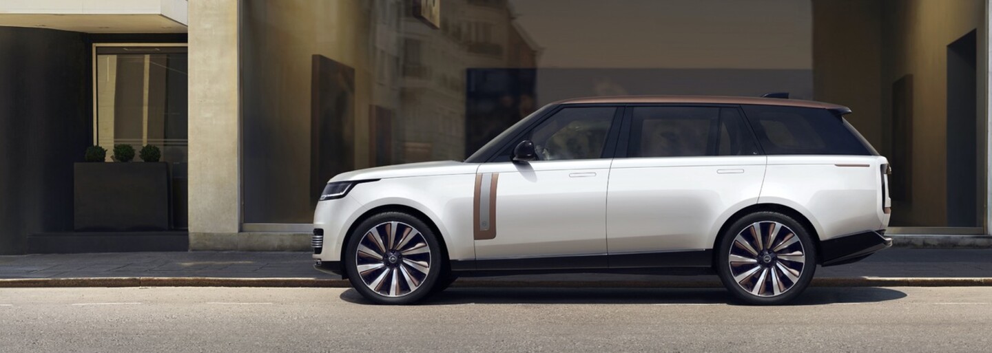 Úplne nový Range Rover je tu. Má až 5 displejov, čistý dizajn a 530-koňový osemvalec od BMW