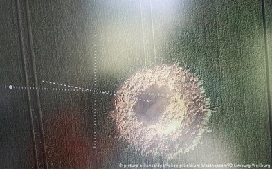 Uprostřed německého pole vybuchla bomba z druhé světové války. Zanechala po sobě 10metrový kráter Uprostřed německého pole vybuchla bomba z druhé světové války. Zanechala po sobě 10metrový kráter