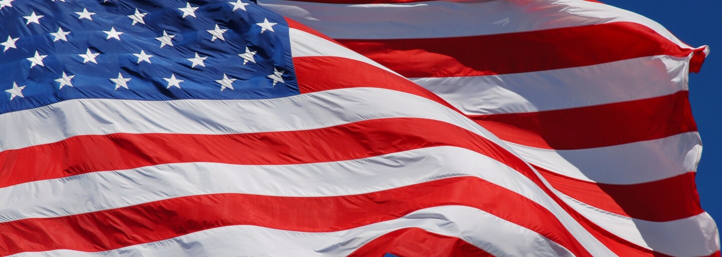 USA: Kandidát Demokratů drtivě vyhrál volby, přestože je po smrti