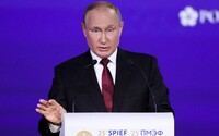 USA sa doteraz cítili ako vyslanci Boha na zemi, ale ich svetový poriadok sa skončil, vyhlásil Vladimir Putin na ekonomickom fóre