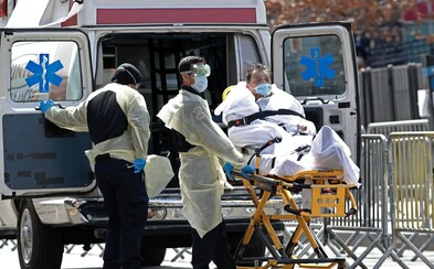 USA zaznamenaly smutný rekord, za posledních 24 hodin zemřelo na koronavirus téměř 2 000 lidí USA zaznamenaly smutný rekord, za posledních 24 hodin zemřelo na koronavirus téměř 2 000 lidí