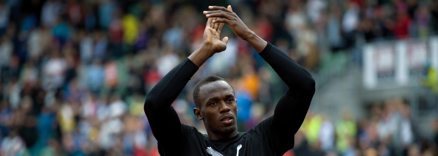 Usain Bolt odehrál svůj první oficiální fotbalový zápas. Nechybělo mnoho a mohl v něm i skórovat