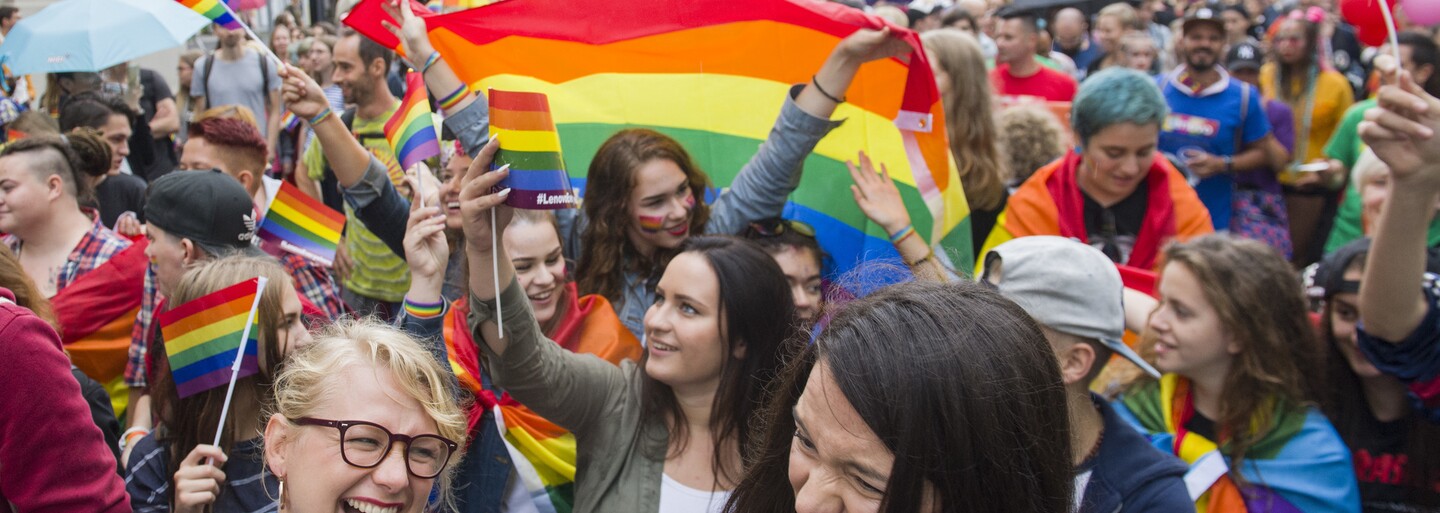 Útočníci v Praze zbili homosexuální pár, česká tiktokerka promluvila o sexuálním napadení (Freshnews)