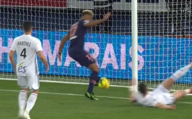 Útočník PSG zahodil nemožné. Smeje sa mu celý svet, loptu smerujúcu do brány nechtiac zastavil na čiare Útočník PSG zahodil nemožné. Smeje sa mu celý svet, loptu smerujúcu do brány nechtiac zastavil na čiare