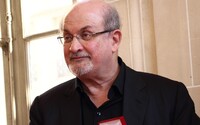 Útočník v New Yorku pobodal spisovatele Salmana Rushdieho, autora Satanských veršů