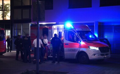 Útočník zabil syna bývalého prezidenta Nemecka počas prednášky. Dobodal ho na smrť pred očami verejnosti Útočník zabil syna bývalého prezidenta Nemecka počas prednášky. Dobodal ho na smrť pred očami verejnosti