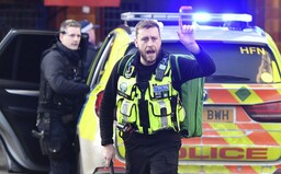 Útok na londýnsky most London Bridge bol teroristickým činom, polícia oznámila, že útočníka zastrelili