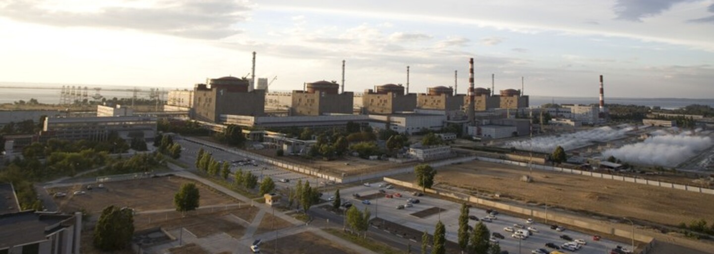 Utorkové ostreľovanie poškodilo v Záporožskej jadrovej elektrárni záložné elektrické vedenie