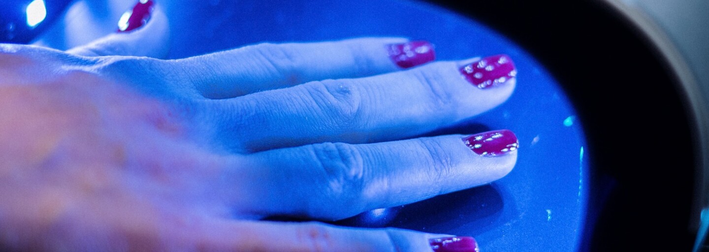 UV lampy používané na gelové nehty výrazně poškozují tvé buňky, ukazuje nový výzkum