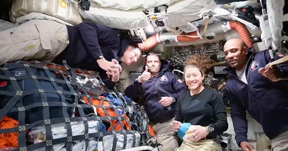 Na kosmickou loď Artemis 2 už působí gravitace Měsíce. Brzy astronauti překonají rekord