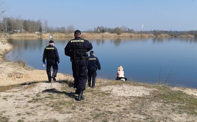 Už aj CNN si všimlo českých nudistov, ktorí si vyzliekli všetko vrátane rúšok. Museli ich napomenúť policajti Už aj CNN si všimlo českých nudistov, ktorí si vyzliekli všetko vrátane rúšok. Museli ich napomenúť policajti