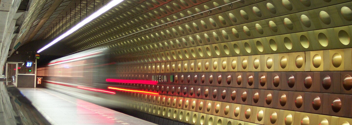 Už žádné tlačenice v pražském metru. LED osvětlení cestujícím napoví, do kterého vagónu nastoupit