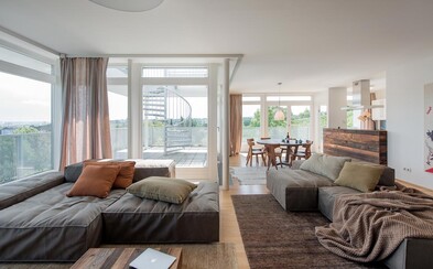 Úžasný penthouse plný moderny a dreva z Viedne, ktorého autormi sú slovenskí architekti Úžasný penthouse plný moderny a dreva z Viedne, ktorého autormi sú slovenskí architekti