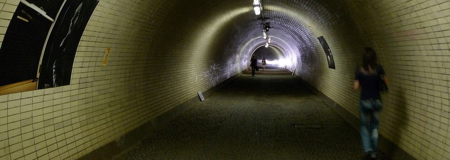 Uzavřel se Žižkovský tunel pro pěší do Karlína, opravy mají trvat dva týdny