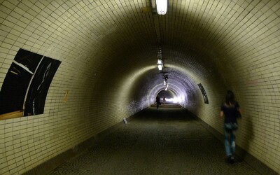 Uzavřel se Žižkovský tunel pro pěší do Karlína, opravy mají trvat dva týdny
