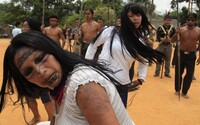 Území amazonských domorodců zabrali zlatokopové, hrozí konflikt a krveprolití