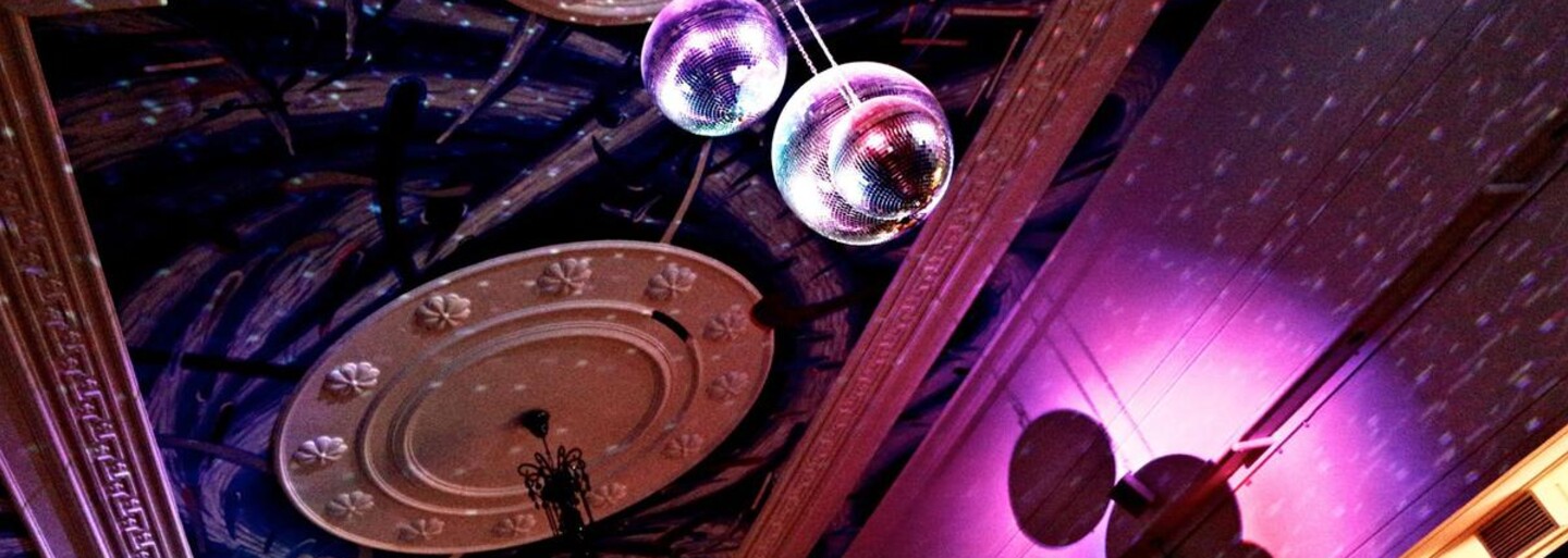Užij si Velký pátek na dvanácté We All party. Trio DJů bude na Dlouhé hrát funk, soul a rap