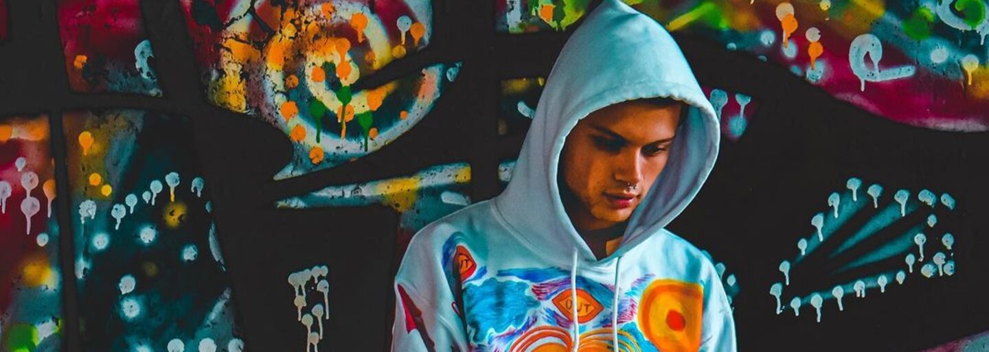 Užívá si olejomalbu, tvoří custom oblečení a inspiruje se lidskou psychikou. To je Daniel Nosek