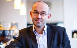 Uznávaný lékař a nový ministr zdravotnictví Jan Blatný bránil rodičům navštěvovat jejich děti. Kdo je tento záhadný muž?