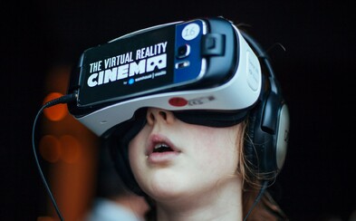 V Amsterdame otvorili kino s virtuálnou realitou od Samsungu. Vyzerá šialene, no zároveň moderne V Amsterdame otvorili kino s virtuálnou realitou od Samsungu. Vyzerá šialene, no zároveň moderne