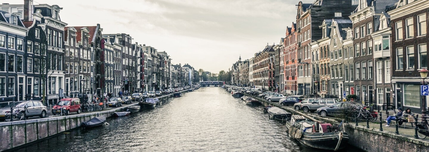 V Amsterdamu po letech zamrzly kanály. Lidé po nich chodí do práce, ale nezapomínají ani na brusle