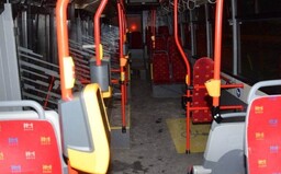 V autobuse napadli mladí agresori starší manželský pár, ženu udierali do tváre. Dnes sa postavili pred súd